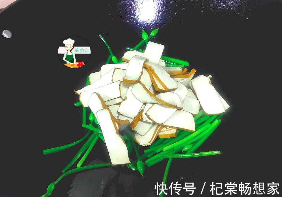 吃法|春天，此两样素菜一起炒，不放肉也很香，儿子爱吃，春天吃特营养