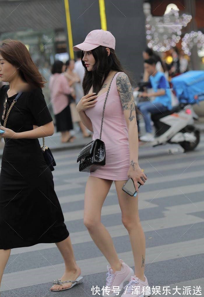 身材 紧致牛仔裤搭配高跟鞋,看起来更显身材苗条,凸出小姐姐的大长腿