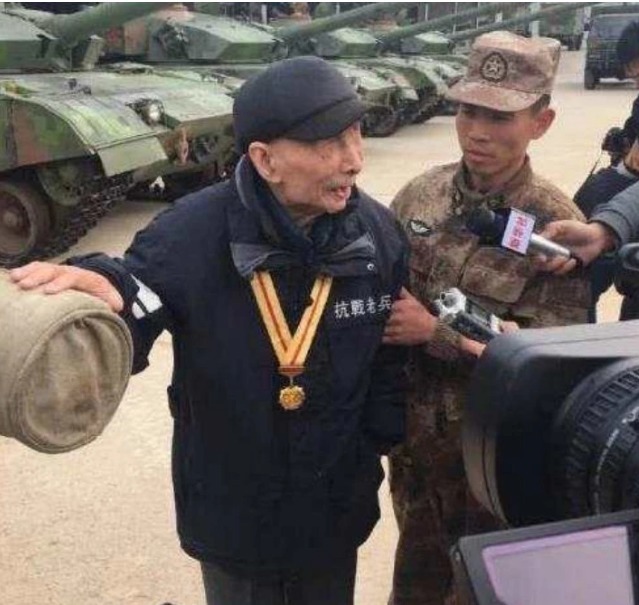隐姓|老人隐姓71年，一个物件竟让部队出动坦克，记者争相过去采访他！