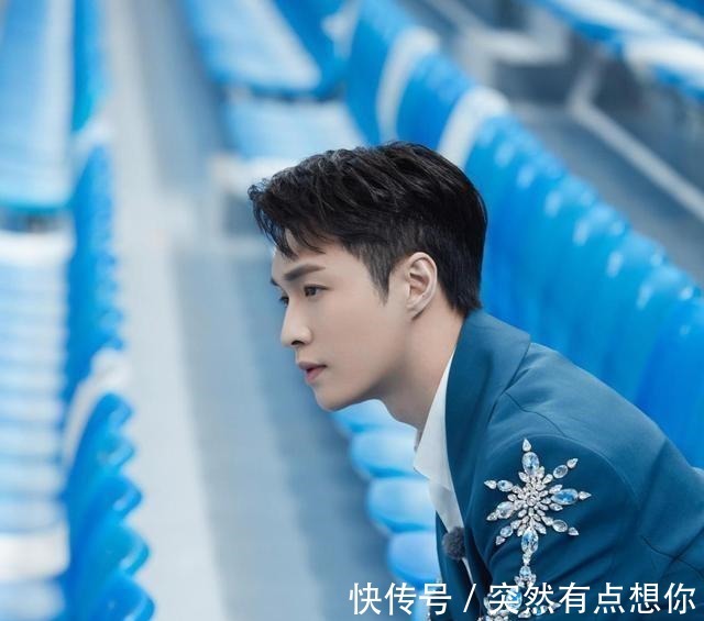 張藝興取代彭昱暢成《向往的生活》常駐嘉賓,穿軍大衣現身!