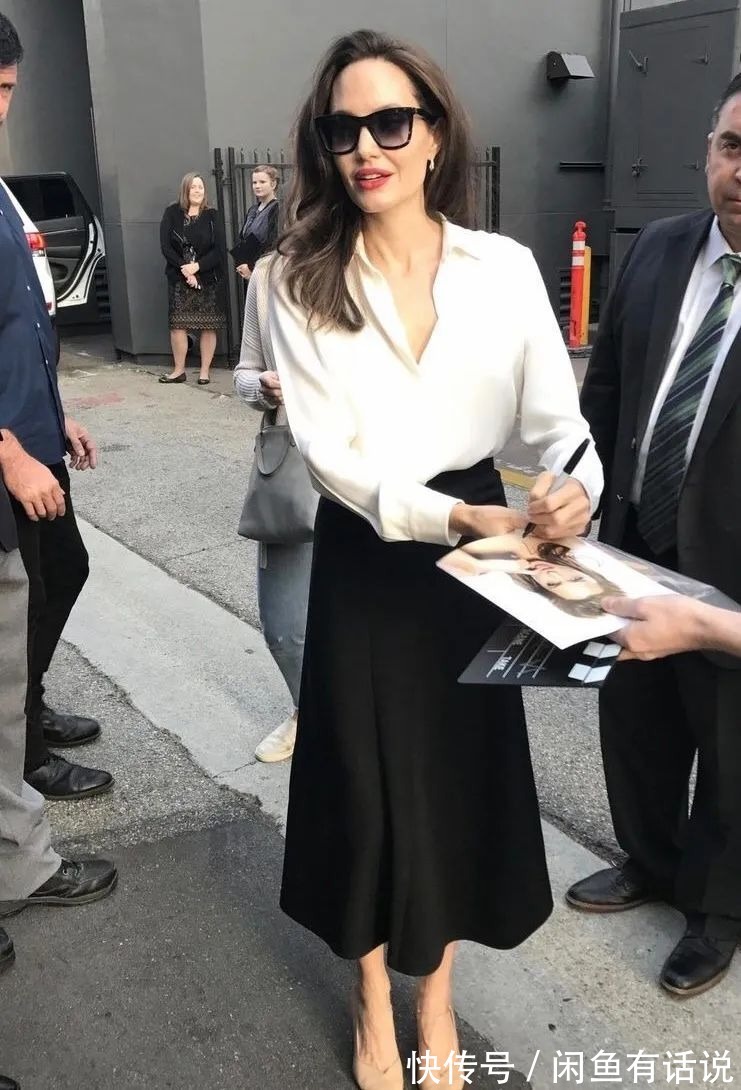 宽松|朱莉还在穿10年前“旧衣服”，这几件都好经典，优雅百搭还提气质