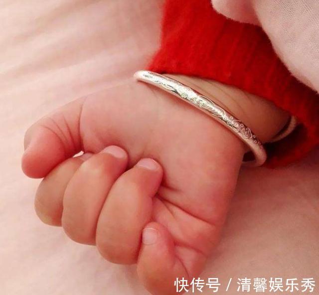 孩子|奶奶送孙女祖传银手镯，手镯一天比一天亮，医生怒斥：赶紧摘掉