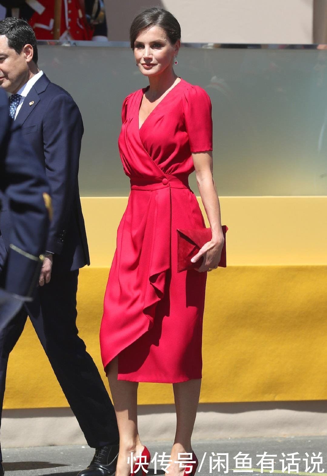 气质 西班牙王后的裙子穿搭真显气质,50岁妈妈学她这样穿,惊艳了时光