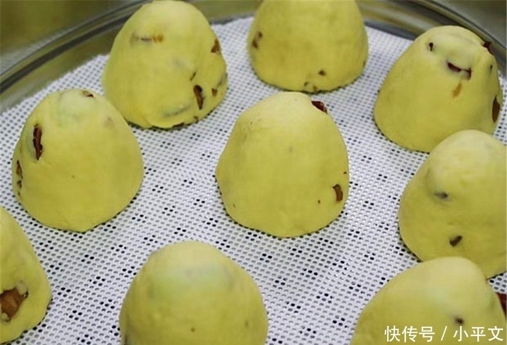 红枣碎|玉米面最好吃的做法,加1把红枣,捏一捏,出锅大人孩子抢着吃