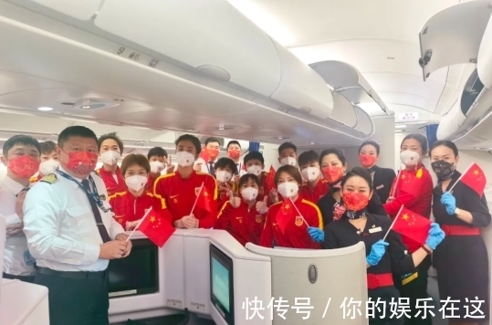 亚洲杯|国足羡慕嫉妒恨!500人夹道欢迎女足回归,男足凌晨5点根本没人理
