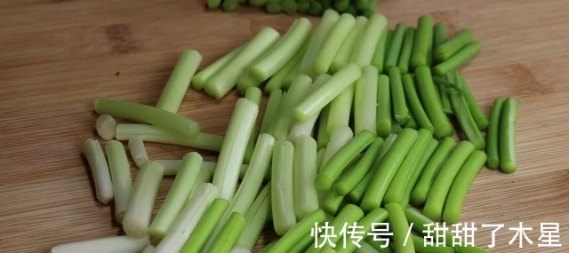 炒蒜苔时，记住不要直接下锅炒，大厨教你多加一步，翠绿入味下饭！