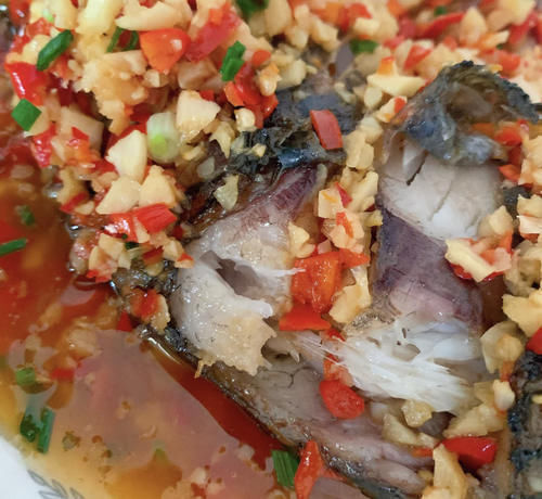 红辣椒|做香煎鲫鱼,想要鱼肉入味不掉皮,下锅前抹点“它”,非常有必要