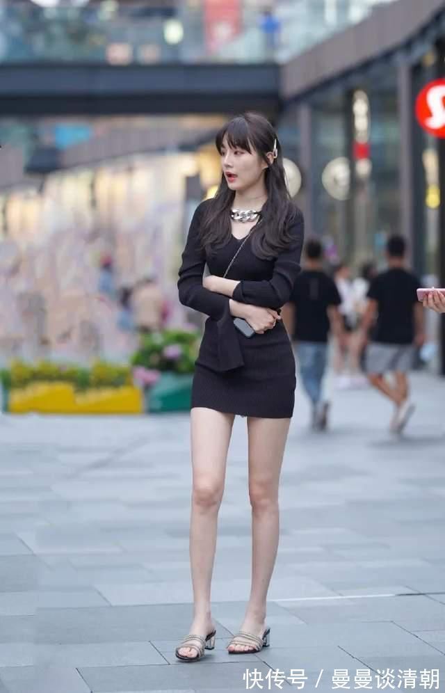 女生 黑色修身连衣裙,搭配时尚粗跟凉鞋,穿出优雅女生的风格