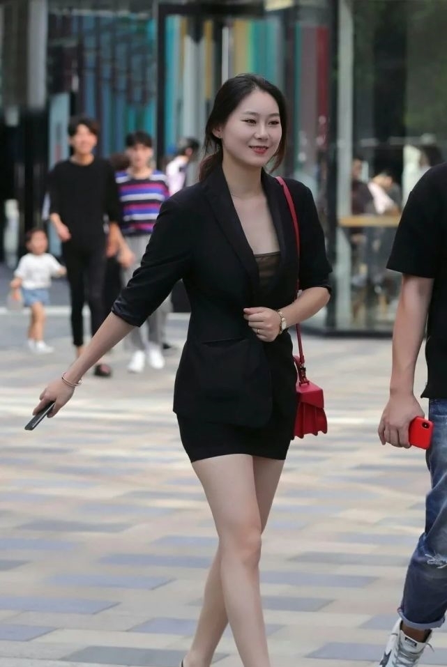 拒绝沉闷感,女生穿黑色西装,美的眼前一亮