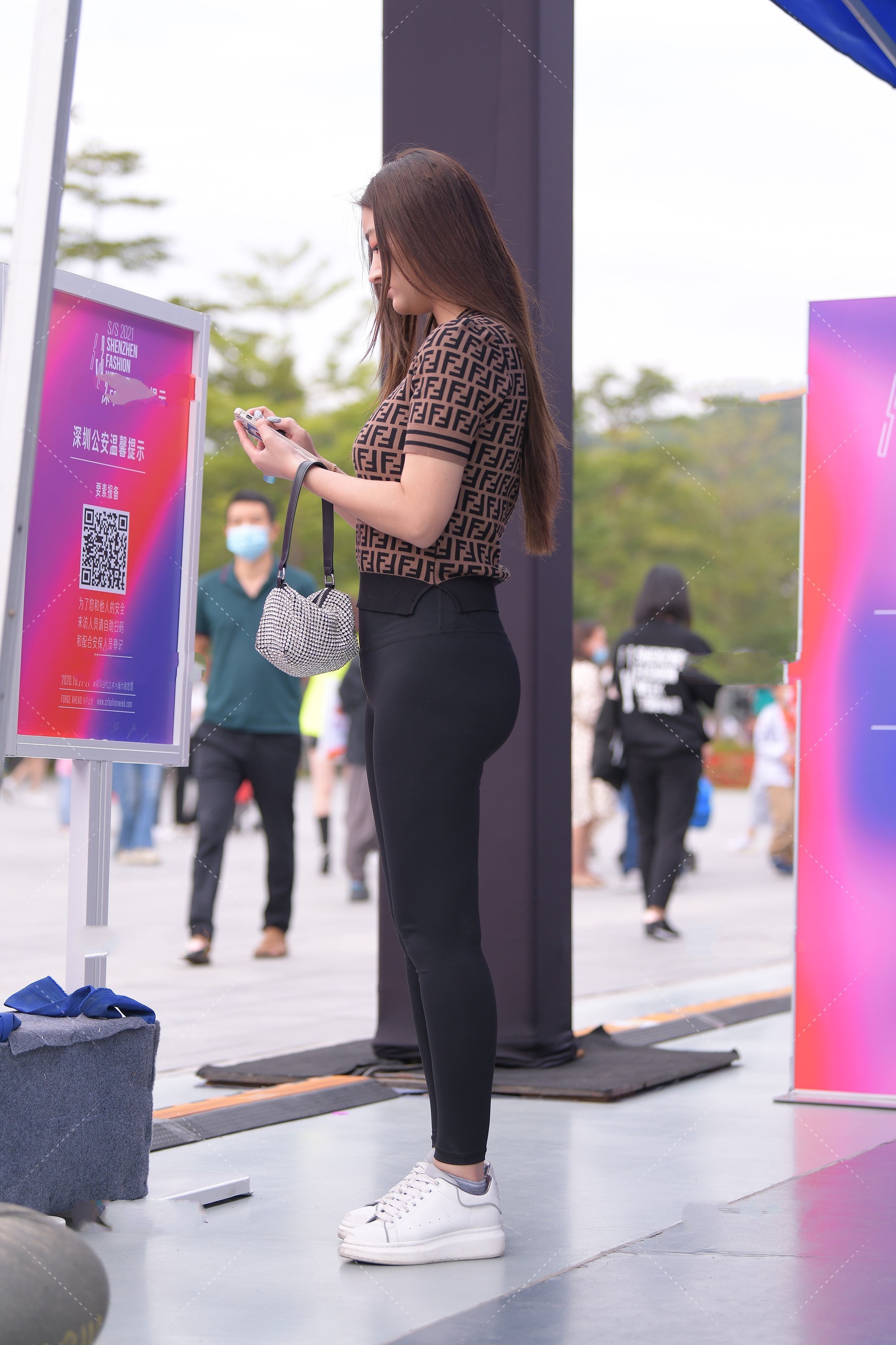 黑色|美女街拍:优雅上衣搭配黑色长裤,简约不失时尚感,举止优雅