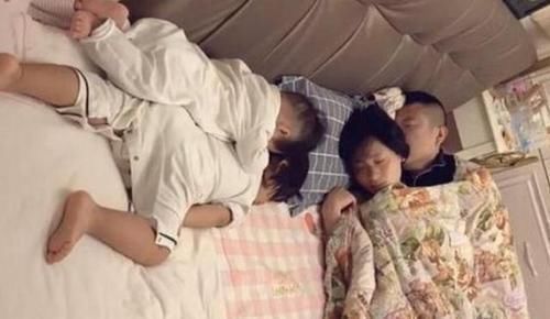 走红|婆婆拍下一家四口睡姿,夫妻俩秀恩爱睡姿走红,网友:孩子是意外