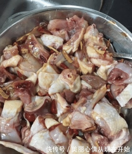 陈皮|夏天，吃广式蒸鸡，8分钟就能蒸好，鲜而嫩滑，还无一丝腥味