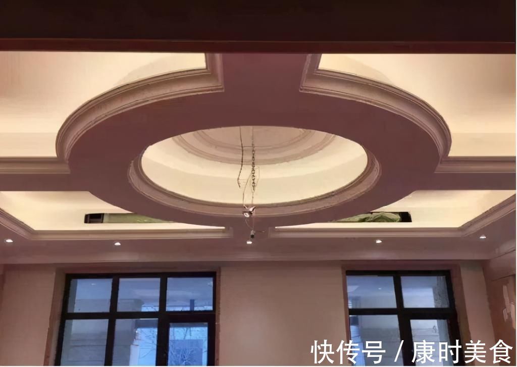 装饰|头一次见装修这样做吊顶，既美观又省钱，如今有钱人都喜欢这样装