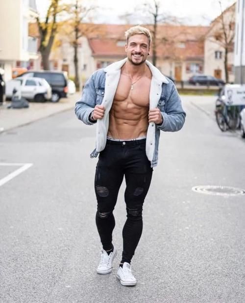 上胸|上胸太弱穿T恤怎么能有型,5个训练建议强化上胸部!