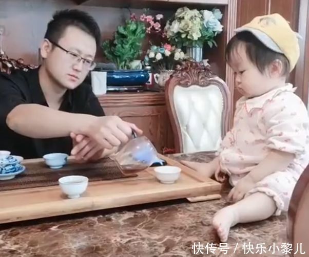 老友|萌娃喝茶喝上了头,和爸爸不停地“碰杯”火了,网友:像老友叙旧