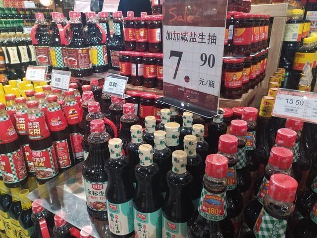 买酱油时,看到瓶子上这几个字,立马放回调料架,再便宜也不买