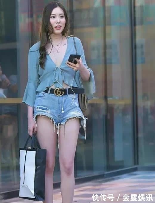 包身裙 小姐姐搭配紧身有弹力的瑜伽裤,勾勒出好看的腿型