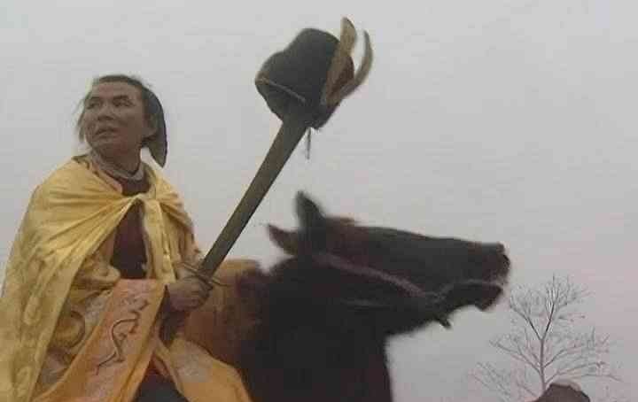 梁山|看看宋江这个举动,就明白阮小七穿方腊龙袍戏耍,到底什么用意!