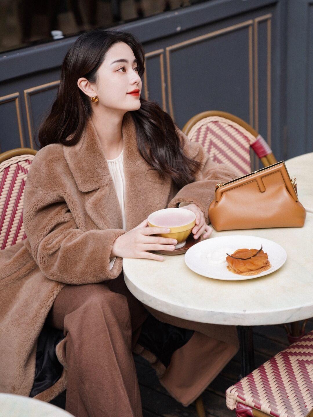 穿搭|冬季保暖穿搭还得看“泰迪绒外套”,时髦精致又有个性,美得高级