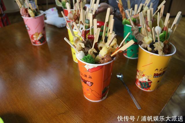 傻傻|串串饮料傻傻分不清楚老板摆摊用特制杯子,一次就卖两种东西