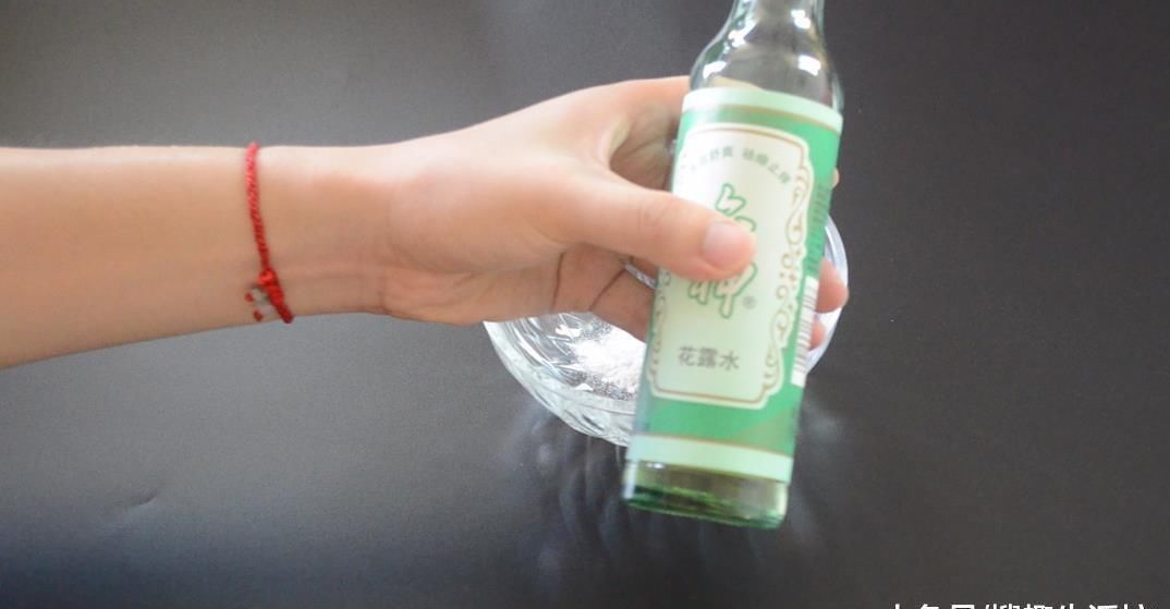 小苏打|不管马桶多黄多脏, 只需倒一碗它进去, 马桶一冲立马变干净