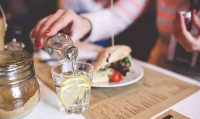 心血管疾病|有“血栓”的人，若能在“黄金时刻”喝水，有助给血管“洗个澡”