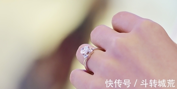 戴法 各个手指戴戒指的含义,问了专家才知道,大有不同最好不要乱戴