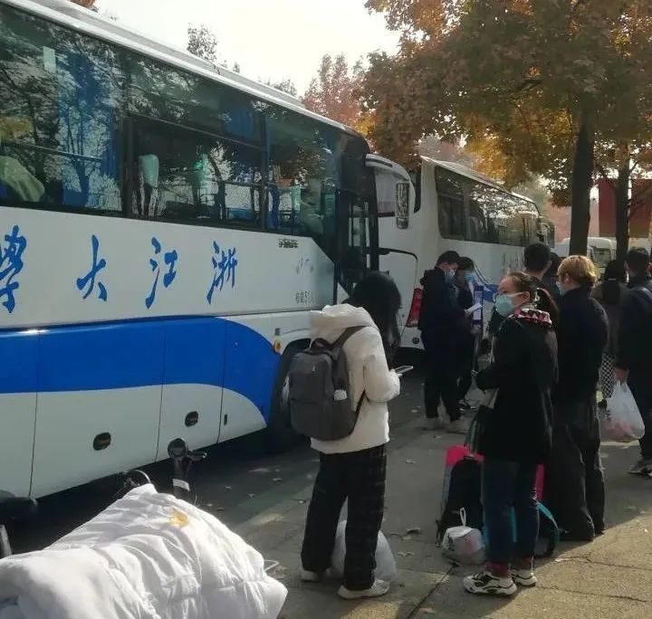 紫金港|今日和风暖阳、平顺静好！滞留浙大紫金港校区的外校区学生和教职工有序离开！