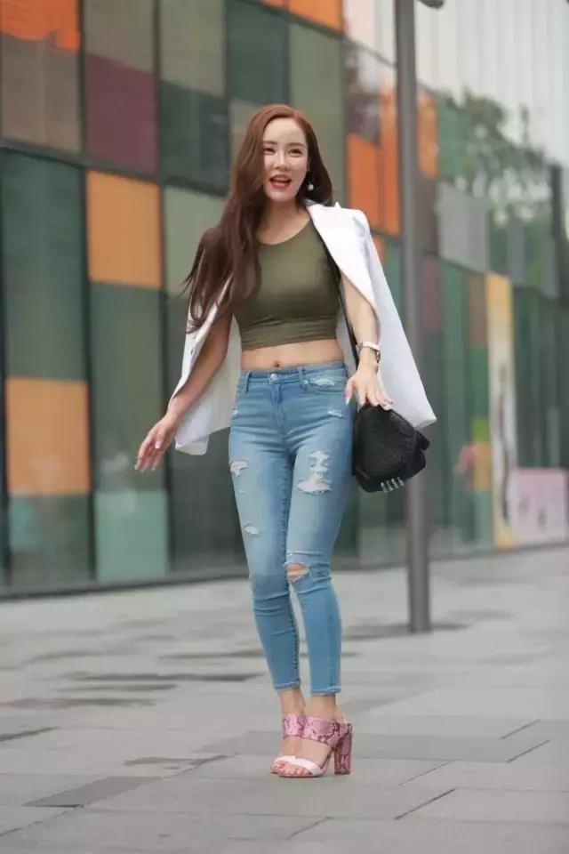 街拍妹子,妖冶率直迷人,丰腴有致,低调大气简约时尚!