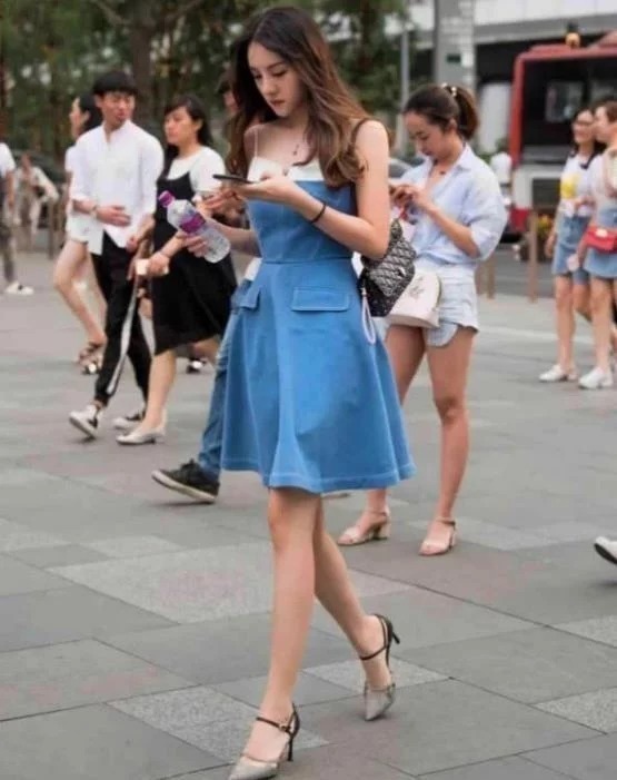 街拍:月貌花容的美女,吊带上衣配牛仔短裤,时尚清爽气质范