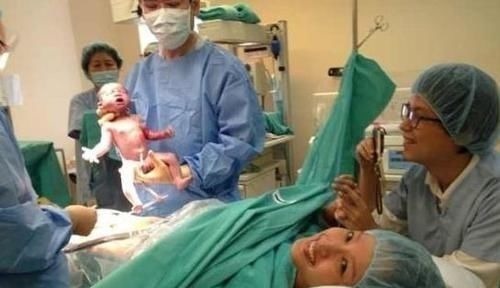 家人们|产妇刚生下孩子,护士就逼问她孩子性别,家属知道后却连连道谢