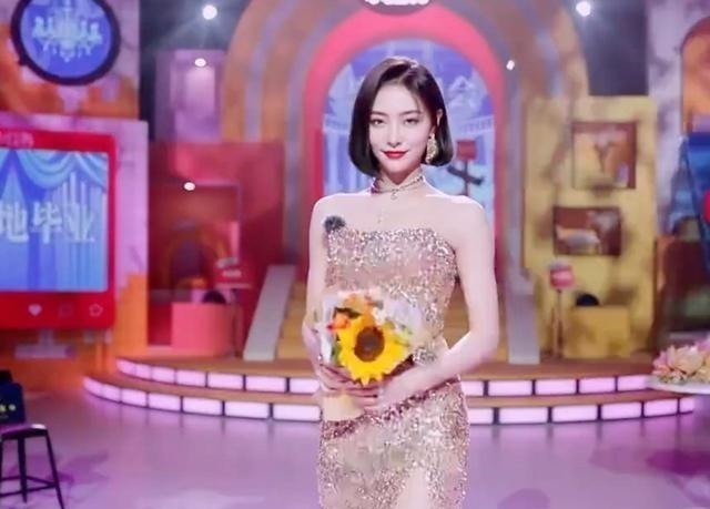 像公主|许佳琪参加THE9毕业晚会，美得让人窒息，活脱脱像公主一样