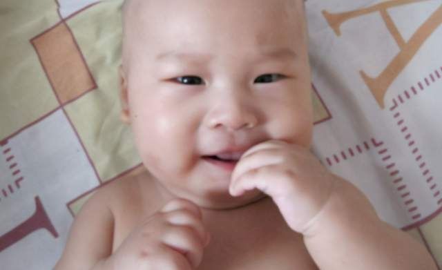 喜欢|宝宝喜欢“啃手指”，家长应不应该阻止？这几个方面需要了解