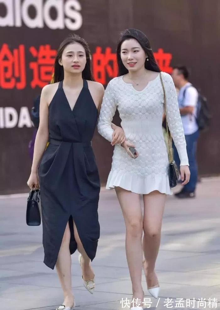 白色 街拍:白色针织短裙搭披肩长发的靓丽姑娘,闺蜜的气质也很不错!