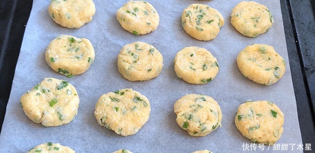 爱吃零食的快收藏,教你做香葱咸酥饼,简单易上手,酥脆又咸香