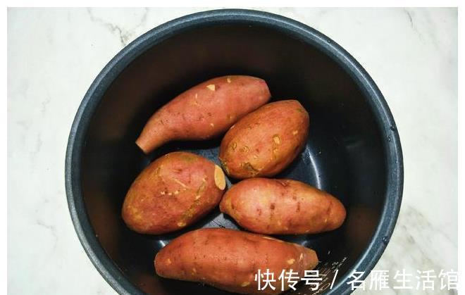 红薯|把一堆红薯扔进电饭煲,不加一滴水,不用烤箱,出锅比烤的还好吃