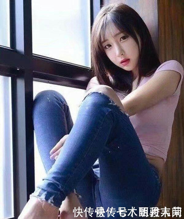 小姐姐爱穿时尚牛仔裤，勾勒的身材比例更加完美，时尚又百搭