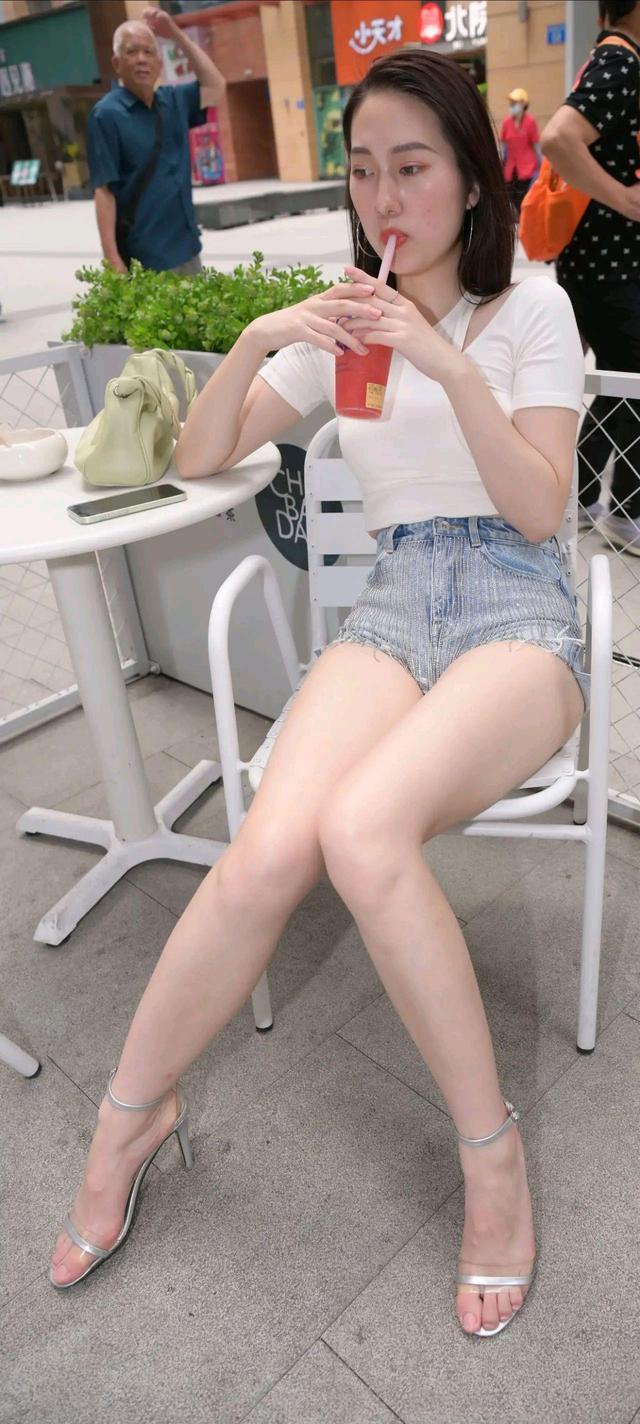 粉色|粉色网纱连衣裙,搭配珍珠肩带,仙女下凡也不过如此吧