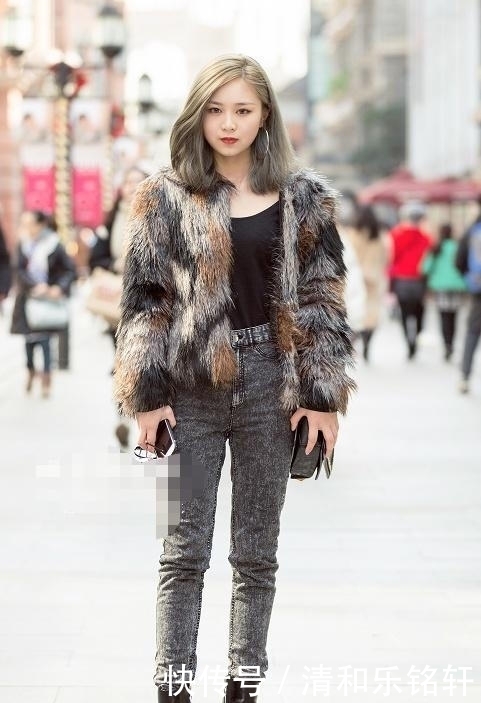 街拍:小姐姐太甜美了,这就是人们幻想中的校花的模样吧