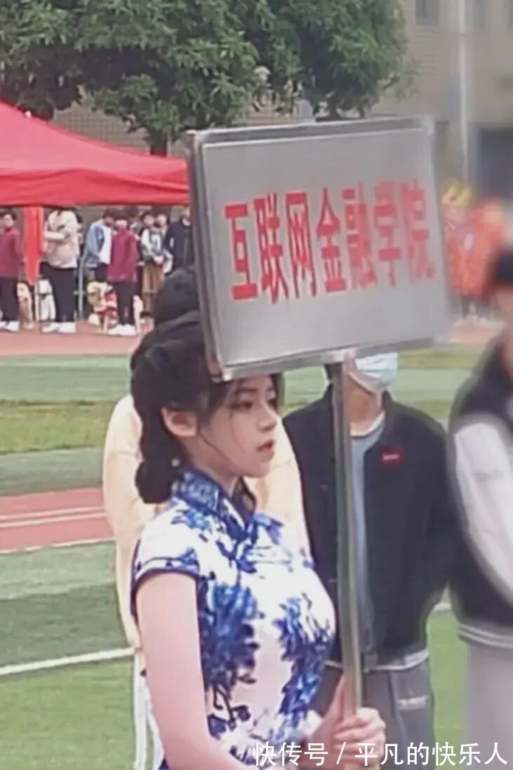 |今日段子:竟然还有人反向烤火?难道不怕烧到屁股吗?