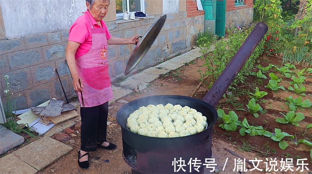 东北人最爱吃蒸野菜包子，放点猪油渣，出锅满院子飘香，吃的过瘾