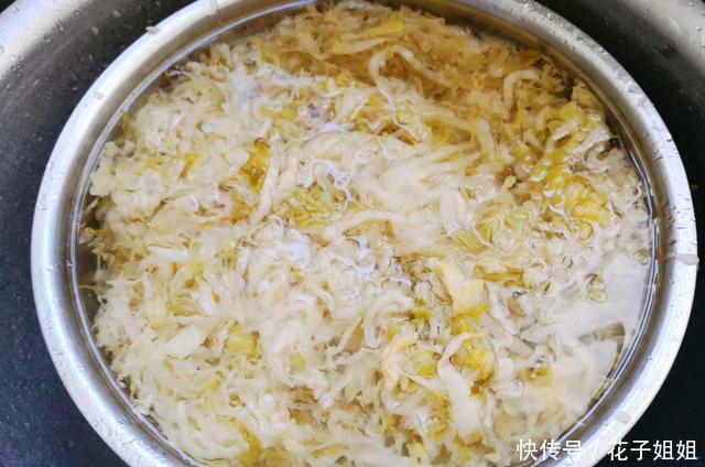 猪肉|东北不但有酸菜猪肉炖粉条,还有酸鲜够味的它,蒸一锅热乎又好吃