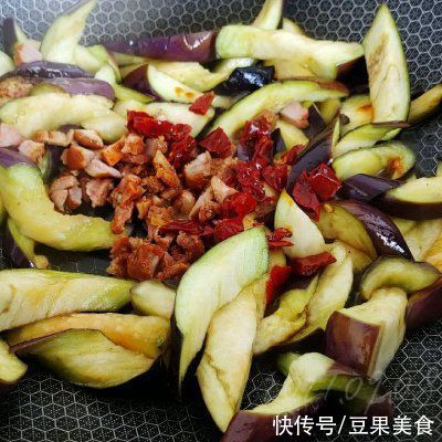 好吃|迷倒全家的蒜香红油焖茄条，真心好吃