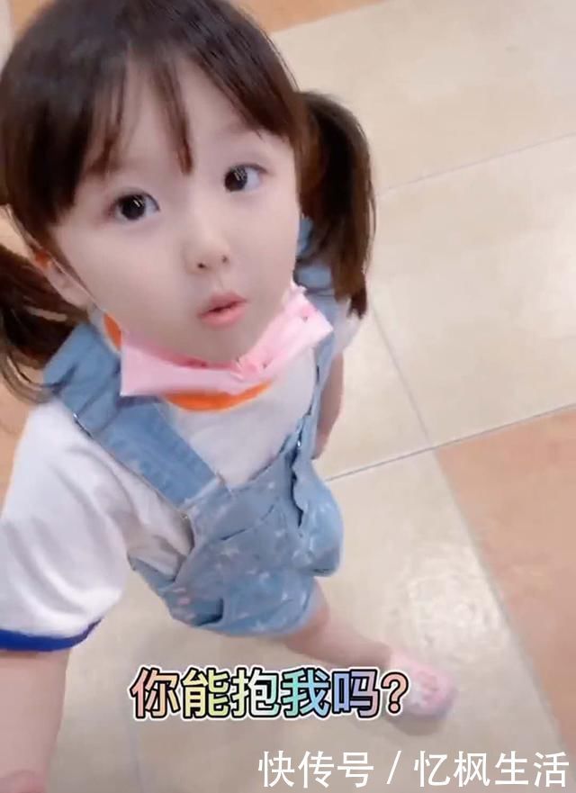 小棉袄|女儿逛商场累了向爸爸求抱抱，爸爸当场拒绝，随后女儿一句话让爸爸妥协