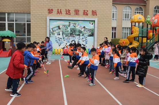 河间教育：因爱携手，共育花开，幼儿园里快乐多