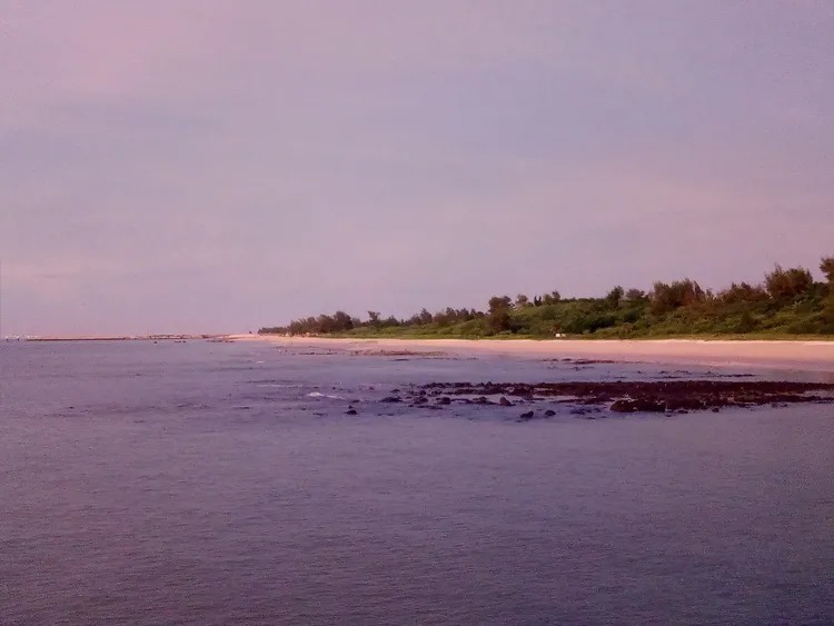 北海涠洲岛|【北海涠洲岛】特有的五色晚霞，马尔代夫式日出，徒步火山公园，梦幻天国教堂！