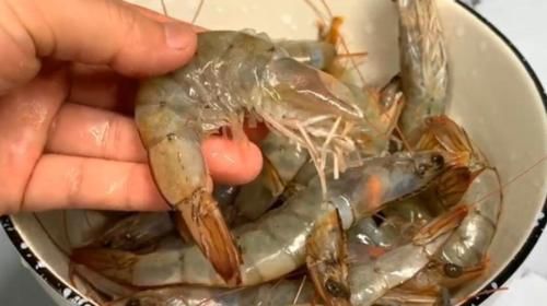 入味|煮大虾时,加水煮就错了,如此做,虾肉鲜嫩入味又好吃,太香了!