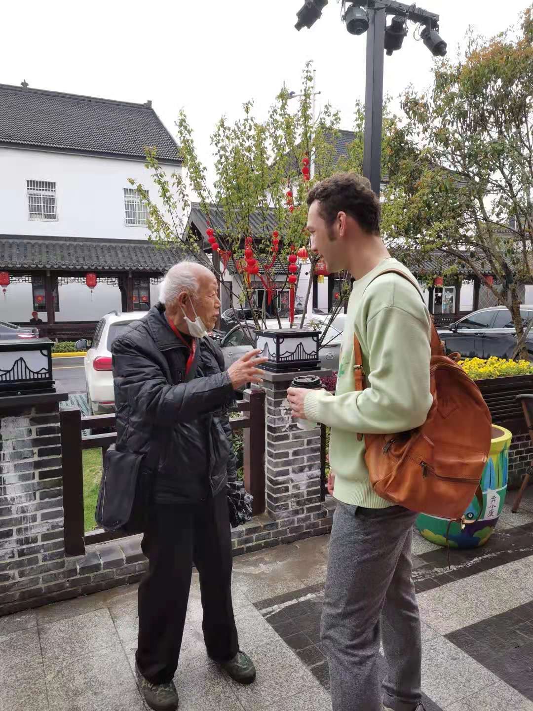 西南湖|能走、会写、擅交年轻朋友，95岁嘉兴健康老人晚年活出真精彩