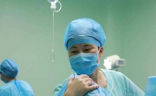 医生|产妇顺产后为啥要在产房多待2小时？医生：这黄金2小时太重要