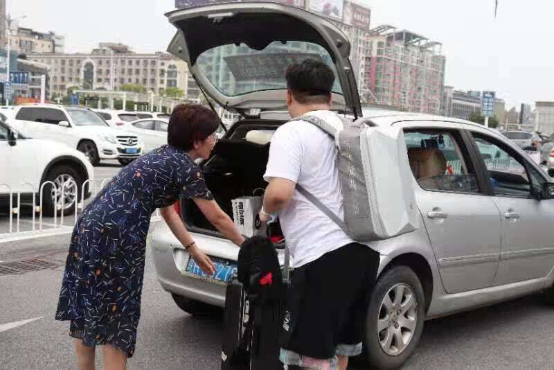 杨庆|暖心！这所高校教职工组建爱心车队护送毕业生离校